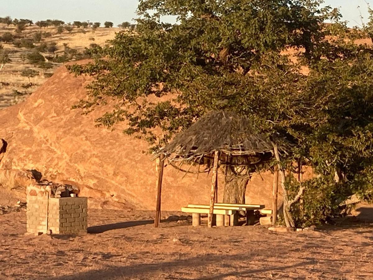 Ozohere Campsite And Himba Village Uis Eksteriør billede